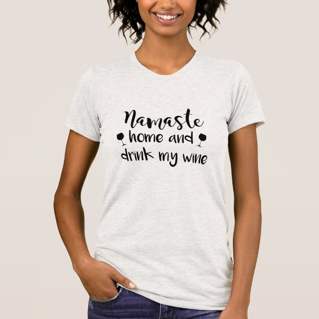Det Namaste hemmet och dricker mitt vin T Shirt (Framsida)