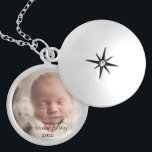 Det nyfödda Baby-fotolocket Mors dag Berlockhalsband<br><div class="desc">Den här Anpassningsbarna kommer Photo Locket att göra en vacker sentimental gåva för första gången mor. På plätering i Sterling silver är låset lätt personlig med baby bild och det år du redigerar. En kvinna blir bara för första gången en mamma-gång, så hedra minnet av detta speciella livsevenemang med denna...</div>