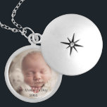 Det nyfödda Baby-fotolocket Mors dag Berlockhalsband<br><div class="desc">Den här Anpassningsbarna kommer Photo Locket att göra en vacker sentimental gåva för första gången mor. På plätering i Sterling silver är låset lätt personlig med baby bild och det år du redigerar. En kvinna blir bara för första gången en mamma-gång, så hedra minnet av detta speciella livsevenemang med denna...</div>