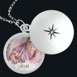 Det nyfödda Baby Namn och Photo Locket Necklace Berlockhalsband<br><div class="desc">Ett speciellt fotoskåp för den nya mamman efter hennes baby födelse eller som en keepsaké för den nyfödda. Mallen är inställd för att du ska kunna lägga till ett eget foto - om du har problem med placeringen kan du prova att beskära bild till en kvadrat innan du överför det....</div>