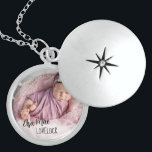 Det nyfödda Baby Namn och Photo Locket Necklace Berlockhalsband<br><div class="desc">Ett speciellt fotoskåp för den nya mamman efter hennes baby födelse eller som en keepsaké för den nyfödda. Mallen är inställd för att du ska kunna lägga till ett eget foto - om du har problem med placeringen kan du prova att beskära bild till en kvadrat innan du överför det....</div>