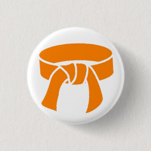 Det orange bältet knäppas knapp