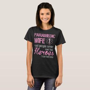 Det paramedicinska frufolket möter aldrig hjälta t-shirt