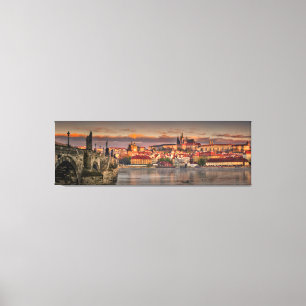 Det Prague slottet Charles överbryggar i morgonen Canvastryck