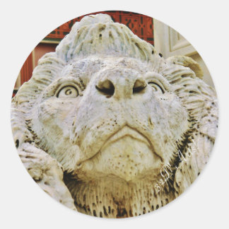 Det reserverade lejont av Massa, rundaklistermärke Runt Klistermärke