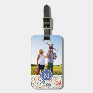 Det röda beställnings- fotoet & monogramen och bagagebricka