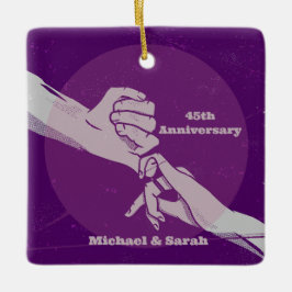 Det romantiska paret som håller händer julgransprydnad keramik