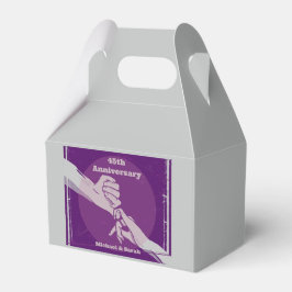 Det romantiska paret som håller händer presentaskar