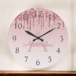 Det rosa guld- namn för gnistraglittermonogramen & stor klocka<br><div class="desc">För den Ombre för den rodna rosa ros tar tid på det guld- namn för monogramen för glitter genomblöta gnistran och den initiala portionväggen. Väggen tar tid på gör den perfekta gåvan för någon som älskar rosa gnistraglitter.</div>