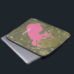 Det rosa hjorthuvudet & kamouflageelektronik laptop sleeve<br><div class="desc">En elektronik hänger lös att presentera en illustration av ett rosa hjorthuvud över en bakgrund av kamouflage.  Personifiera med ditt namn.</div>