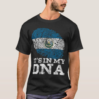 Det_s i min DNA El Salvador Hispanic Gifts Flagga  T Shirt