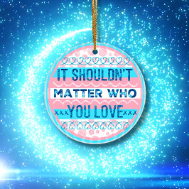 Det ska inte spela någon roll vem du Kärlek Trans Julgransprydnad Keramik