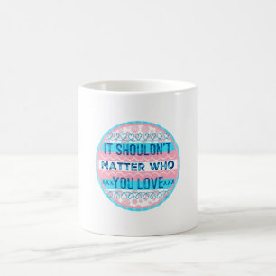 Det ska inte spela någon roll vem du Kärlek Trans Kaffemugg