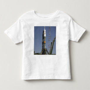Det Soyuz raket resas upp in i placerar 2 T-shirt