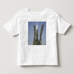 Det Soyuz raket resas upp in i placerar 4 T-shirt