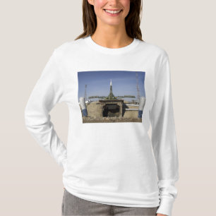 Det Soyuz raket resas upp in i placerar 6 T-shirt