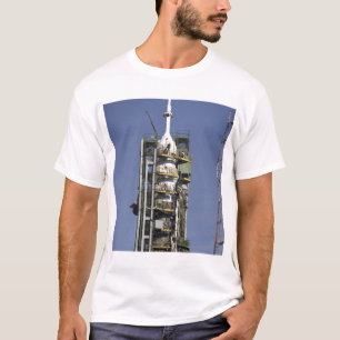 Det Soyuz raket resas upp in i placerar T-shirt