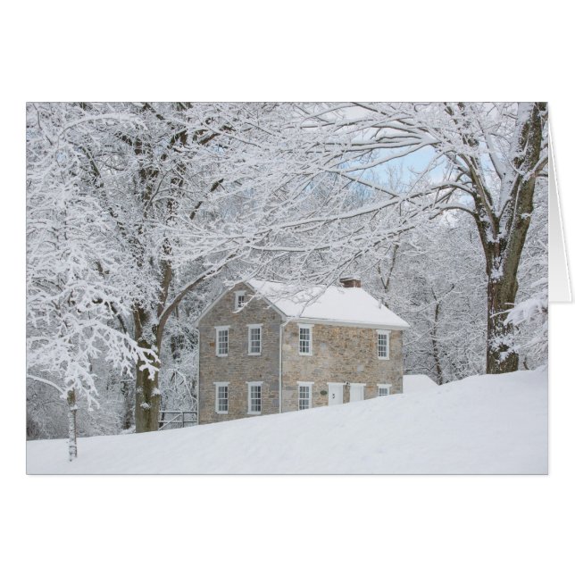 Det stilla huset bak snöig packar ihop hälsningskort (Framsidan Horizontal)