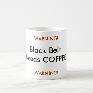 Det svart bältet behöver KAFFE som VARNAR! Och A Kaffemugg