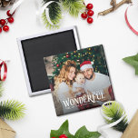 Det underbara julfotot som är på gång magnet<br><div class="desc">Få redo att sprida helgdag till den här anpassadet julmagnet med texten "Det är årets mest underbara tid". Lägg till ett av dina favoritfamiljefotografier för att skapa en unik keepé och låt helgdagarna börja.</div>