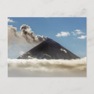Det vackra utbrottet Klyuchevskoy Volcano. Rysslan Vykort