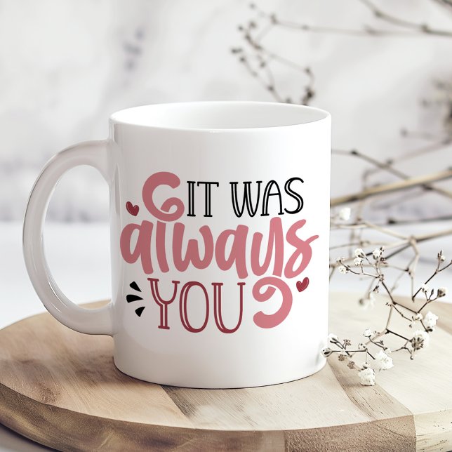 "Det var alltid du" och Anpassningsbar Hjärtformfo Kaffemugg ("It Was Always You" & Custom Heart Shape Photo Coffee Mug on a boho kitchen table with flowers)