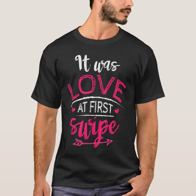 Det Var Kärlek Vid Första Svepet Par Bröllop Ungka T Shirt (Framsida)