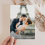 det vita fototackkortet ram bröllop tack kort<br><div class="desc">Ett modernt bröllop-fotokort med en underbar bild av de nygifta och ett klassiskt vitt ram. Lägg till ett personligt tackmeddelande så kan du ladda upp ett eget foto från bröllop.</div>