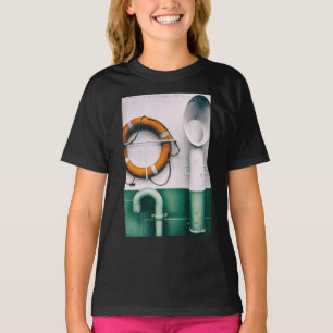 Detalj av en färja med respiratorer och boj t shirt