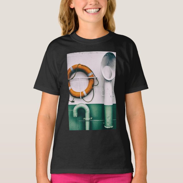 Detalj av en färja med respiratorer och boj t shirt (Framsida)