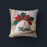 Detaljerad 3D Baby Hat, Holly, Diskret "Mamma" Kudde<br><div class="desc">Den här snyggt återgivna 3D-bilden visar en plusad baby-hatt med intricate holly löv och bär,  som kommer till liv genom volymetrisk belysning. Det varsamma införandet av "Mamma" ger en ljuv och personlig beröring.</div>
