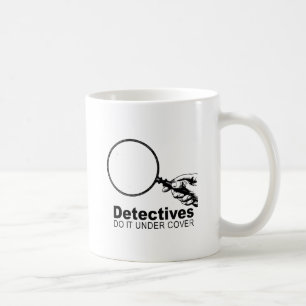 detektiver gör det under täckmantel kaffemugg