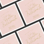 Detta är säsong Blek Rosa Winter-Möhippan Pappersservett<br><div class="desc">"Denna högsäsong är en papper napkin för möhippan på vintern i chicen, med ett huvud som lyder "'Tis the säsonge to hyllning'" i en typpografi av snyggten i ett gyllene färg under en blekens rosa bakgrund. Om du behöver en biet som inte finns i samlingen, säg till Maria... I;m lycklig...</div>