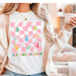 Detta är säsongen Groovy Rosa Coquette-jul T Shirt<br><div class="desc">Under säsongen har Groovy Rosa Retro Coquette jul Festive Helgdag Tri-Blend Shirt texten "Tis The Season" i modern manus typografi accentuerad med Julgranar och bågar på ett kontrollbord för rosa. Perfekt för julklappar,  party och firande,  julklappar,  födelsedagar och så vidare. Skapat av Evco Studio www.zazzle.com/store/evcostudio</div>