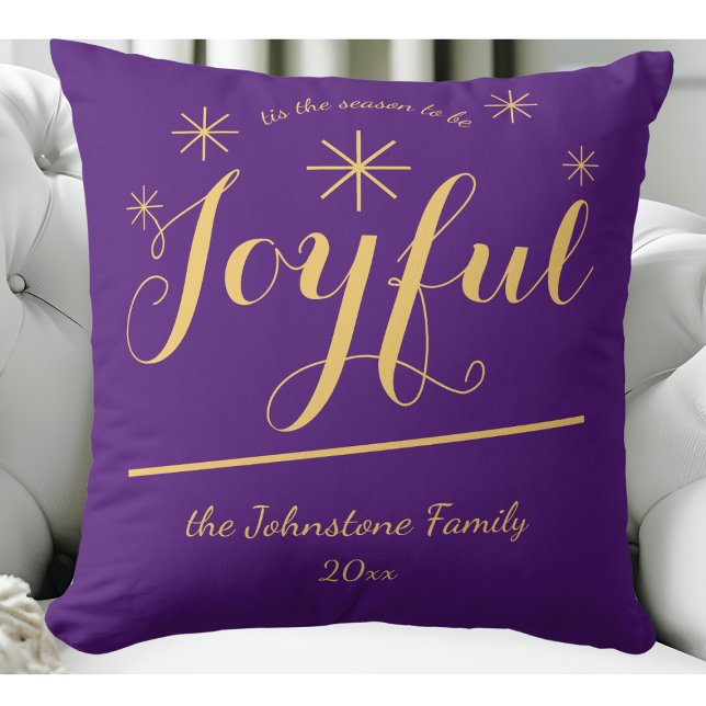 "Detta är säsongen som ska vara Glatt" Elegant Kudde (Help induce a festive mood with this Joyful purple and gold throw pillow.)