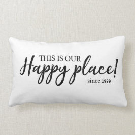 Detta är vår Lycklig Ställe ⎢ Personlig Dekorativ  Lumbarkudde
