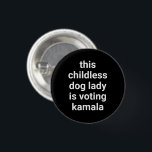 Detta barnlösa dam röstar kamaladokat knapp<br><div class="desc">Detta barnlösa hund röstar på kamala minimalistiska, moderna, roliga coolor. Helt anpassade vit text på svart bakgrund. Finns i många alternativ för färg och stil.</div>