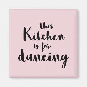 Detta kök är för att dansa rosa calligraphy magnet