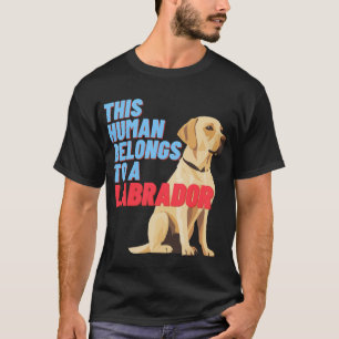 Detta mänskliga Tillhör till en labrador (T-Shirt) T Shirt
