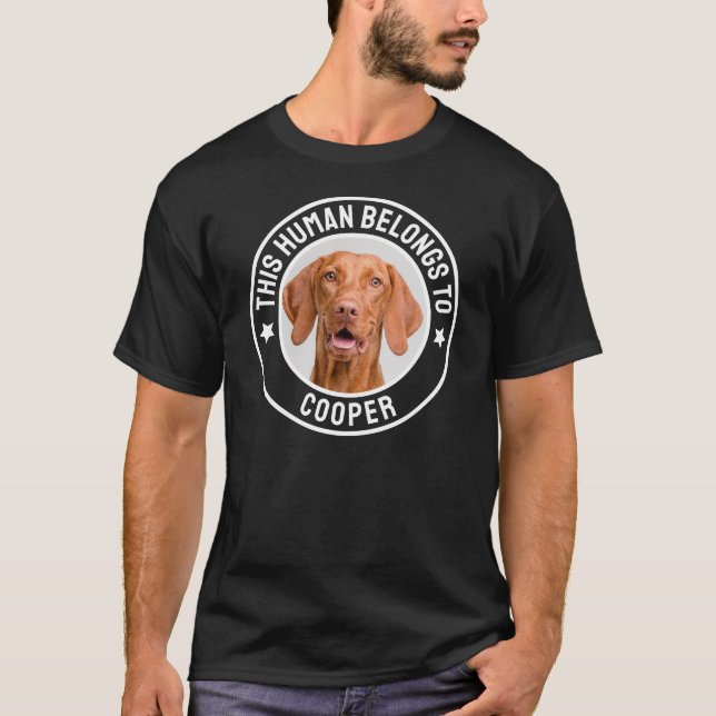 Detta mänskliga Tillhör till Hund/Kat Namn, Anpass T Shirt (Framsida)