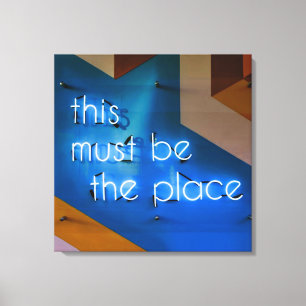 Detta måste vara ställe NEON-skylten Funny Canvastryck