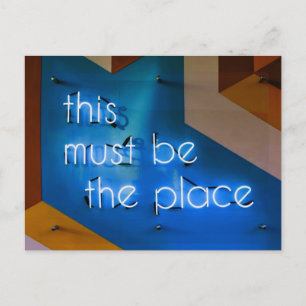 Detta måste vara ställe NEON-skylten Funny Vykort