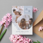Devera blå grekiska överlappande foton spara datumet<br><div class="desc">Spara datumkortet i vitt och duvblått med initialer,  överlappande bilder och grönt med ren elegant typsnitt. Spara datumkortet med ett modernt utformat personlig med ditt monogram och foton,  två på ena sidan och ett på den andra.</div>