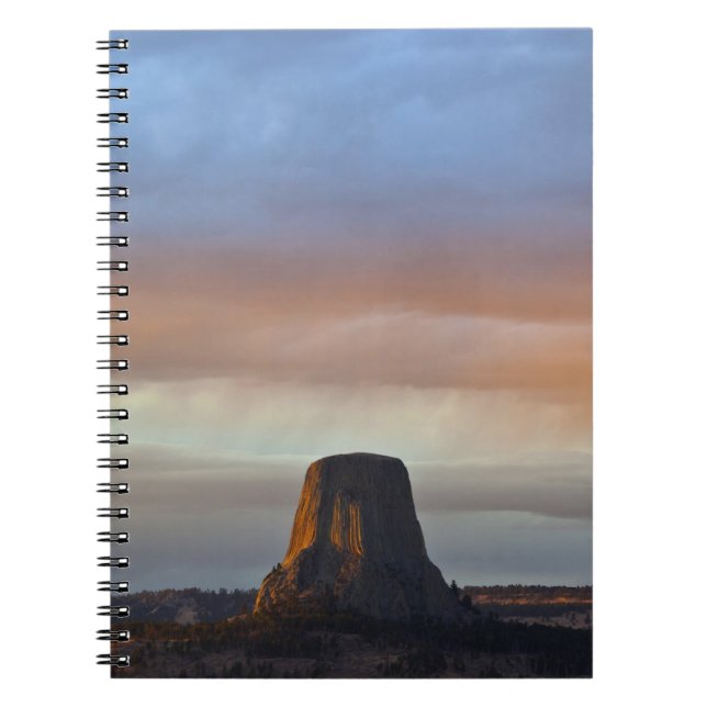 Devils Tower National Monument, Storm vid solnedgå Anteckningsbok Med Spiral (Framsidan)