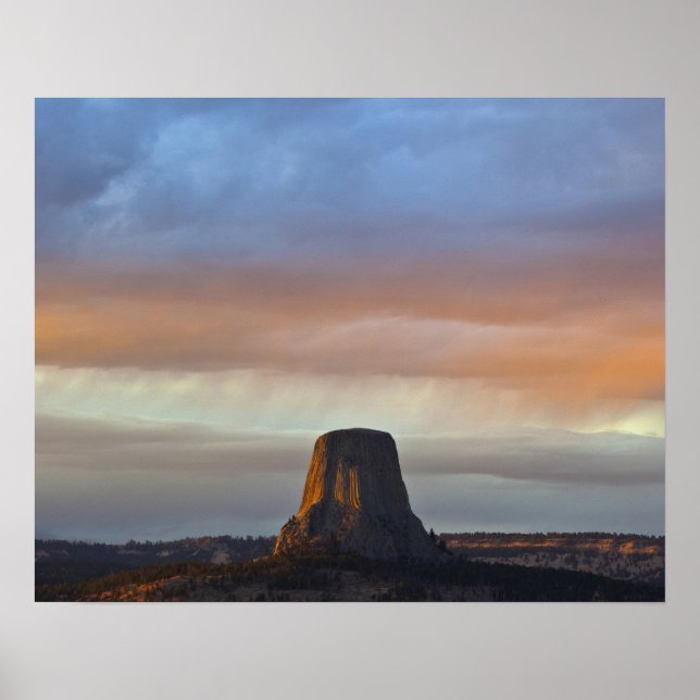 Devils Tower National Monument, Storm vid solnedgå Poster (Framsidan)