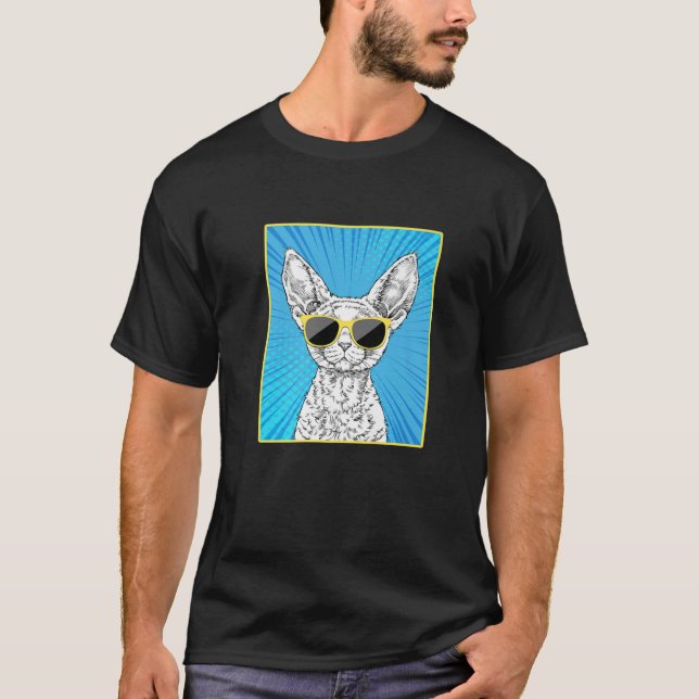 Devon Rex Cat Porträtt-poppkonsthatt med solglasög T Shirt (Framsida)