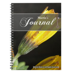 Dew på en Gult Daisy Journal Anteckningsbok