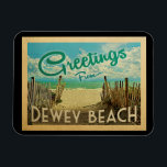 Dewey Beach Vintage resor Magnet<br><div class="desc">Hälsning från Dewey Beach-vintagens vykort har en sandstrand med en vacker turkoshav över vatten och över havet,  ett blå himmel med gigantiska vita moln. I vintage resor stil.</div>