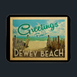 Dewey Beach Vintage resor Magnet<br><div class="desc">Hälsning från Dewey Beach-vintagens vykort har en sandstrand med en vacker turkoshav över vatten och över havet,  ett blå himmel med gigantiska vita moln. I vintage resor stil.</div>