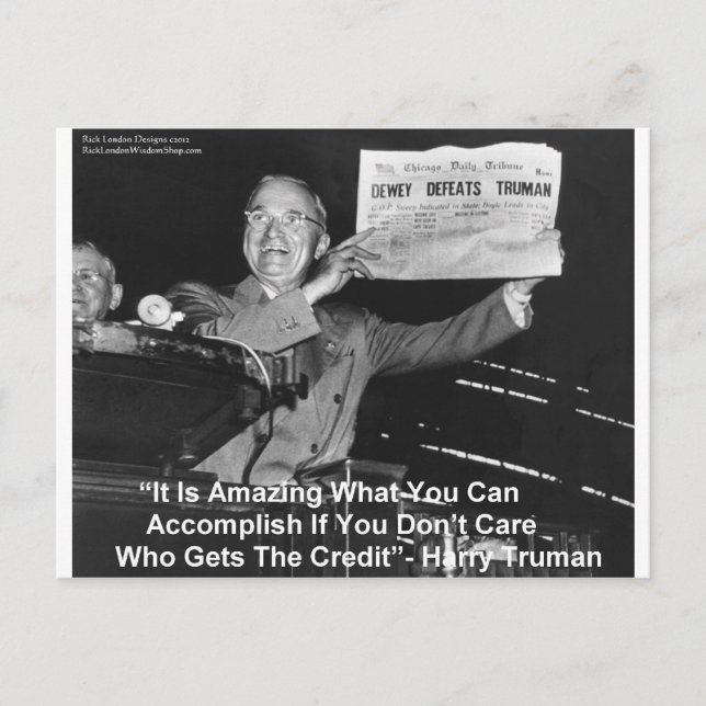 Dewey Beats Truman Funny presenterar Tees Buttons  Vykort (Framsida)